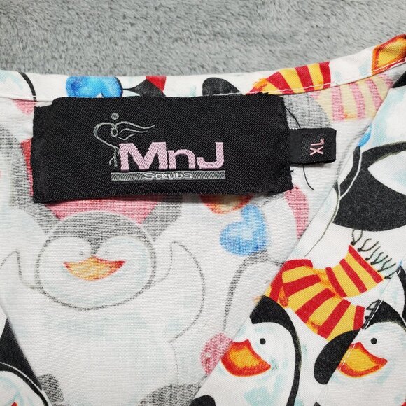 MNJ V-Neck Scrub Top Santa Claus with Penguins Holiday Theme Print 2 Pckts Sz XL - Picture 3 of 10
